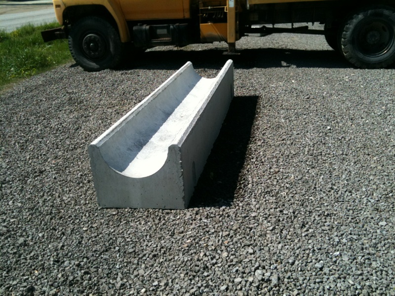 Concrete feed bunk